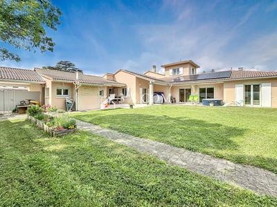 Maison - 268 m² - 11 pièces