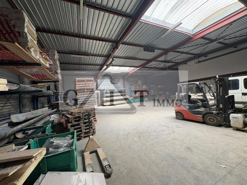 Entrepôt - 945 m²