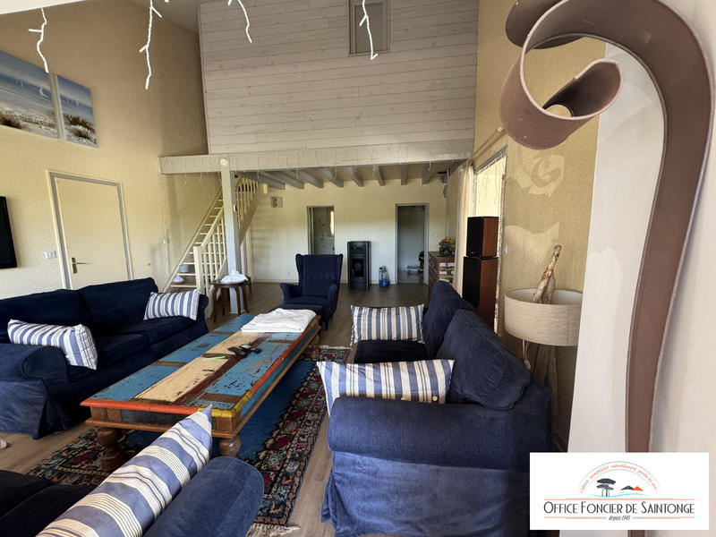 Maison traditionnelle - 240 m² - 8 pièces