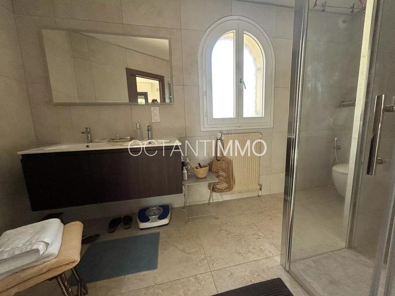 Maison - 220 m² - 5 pièces