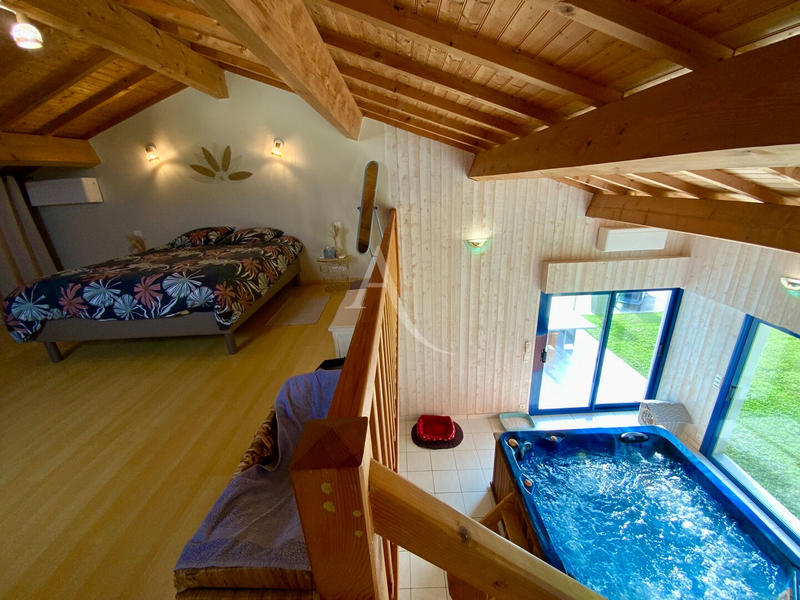 Maison - 274 m² - 9 pièces