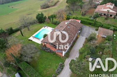 Maison - 260 m² - 9 pièces