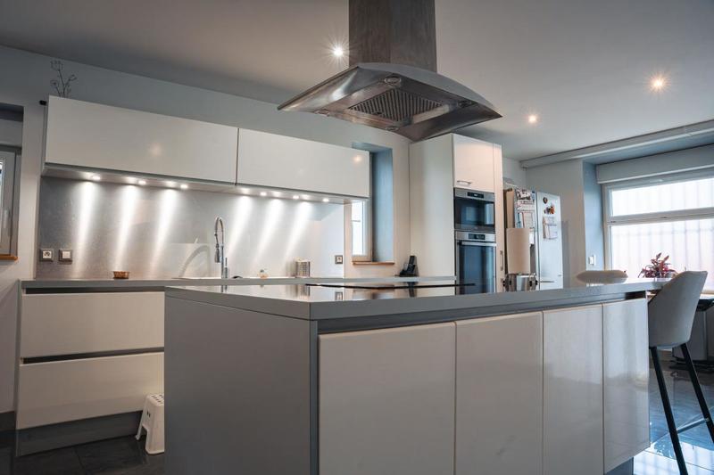 Maison - 330 m² - 9 pièces