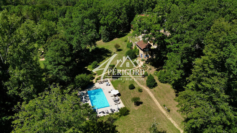 Maison - 555 m² - 16 pièces