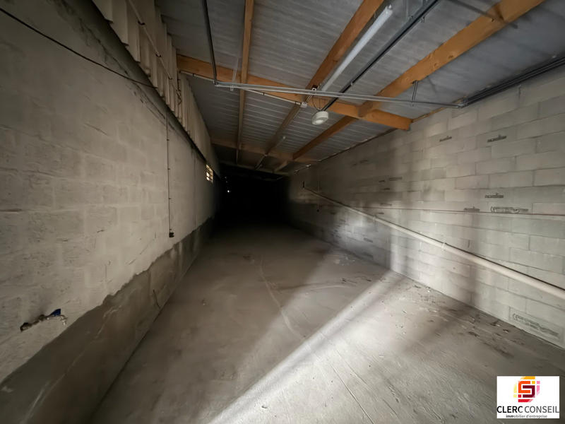 Local d'activités - 221 m²