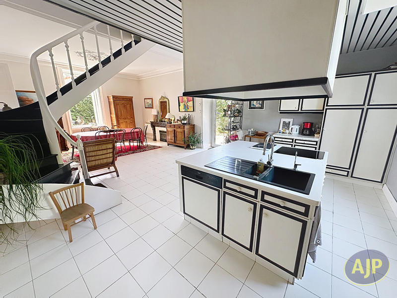 Maison - 350 m² - 12 pièces