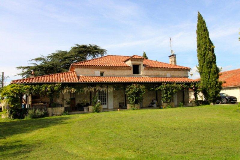 Propriété - 253 m² - 8 pièces