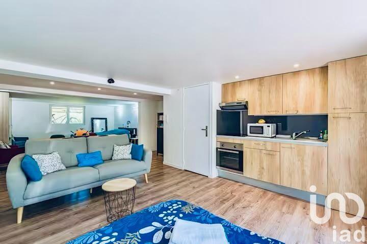 Maison - 220 m² - 10 pièces