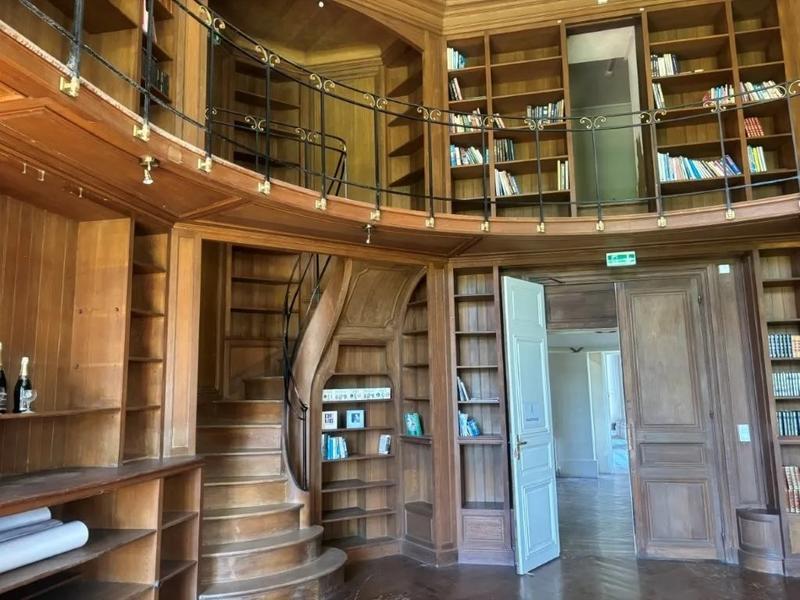 Manoir - 5 900 m² - 85 pièces