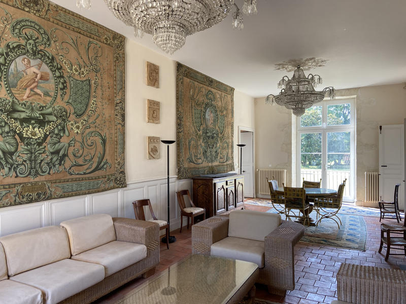 Propriété - 1 200 m² - 20 pièces