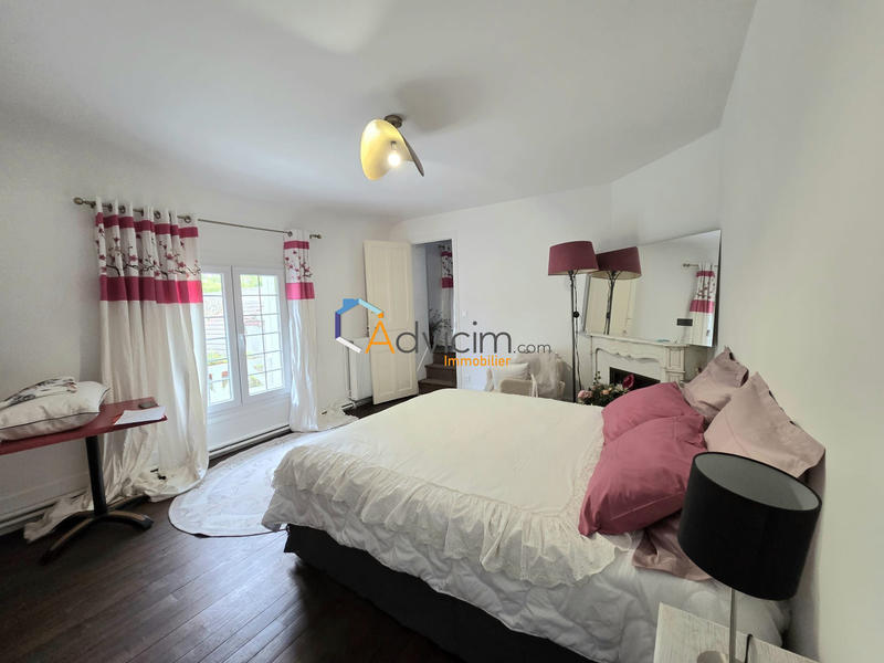 Maison - 233 m² - 8 pièces