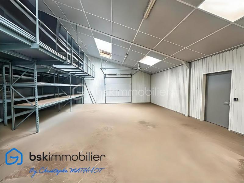 Entrepôt - 1 700 m² - 12 pièces