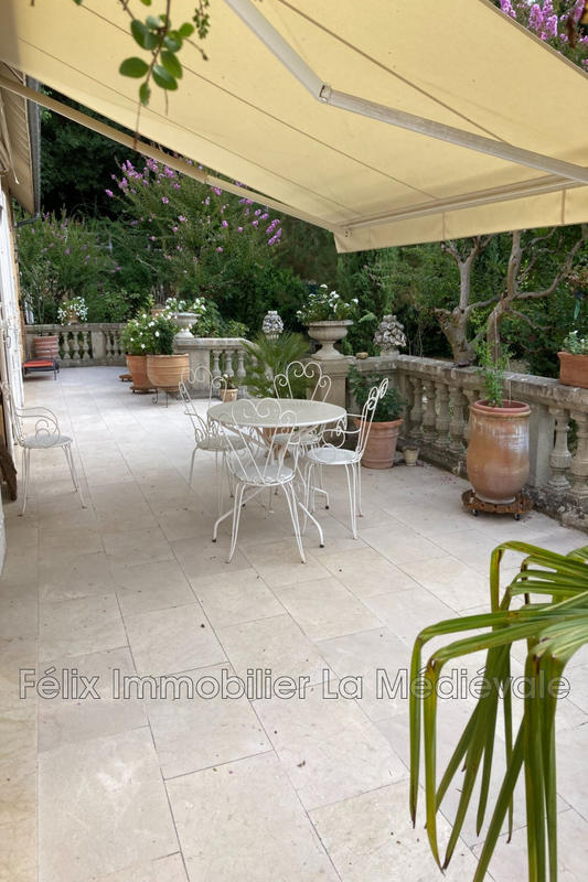 Maison - 240 m² - 6 pièces