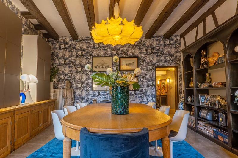 Maison - 650 m² - 11 pièces