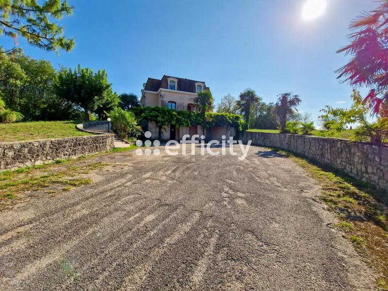 Maison - 245 m² - 11 pièces