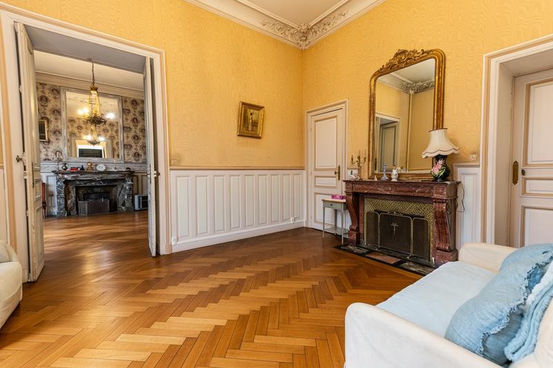 Propriété - 900 m² - 15 pièces