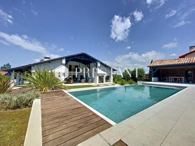 Maison - 301 m² - 11 pièces