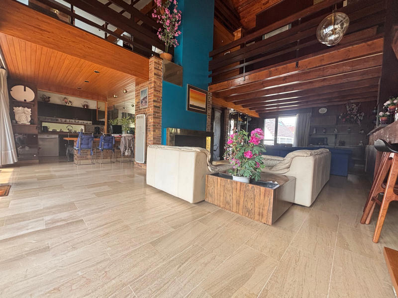 Maison - 201 m² - 7 pièces