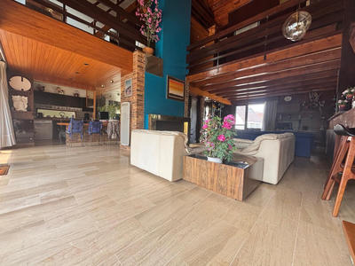 Maison - 201 m² - 7 pièces