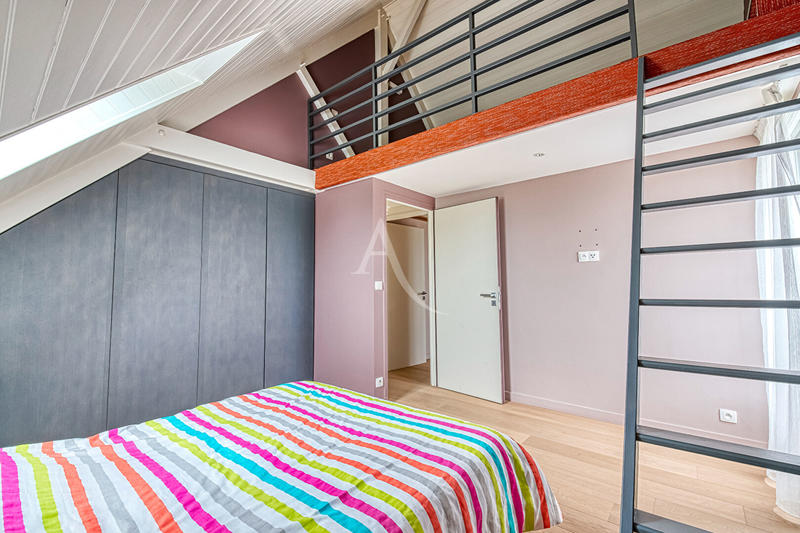 Maison - 255 m² - 8 pièces