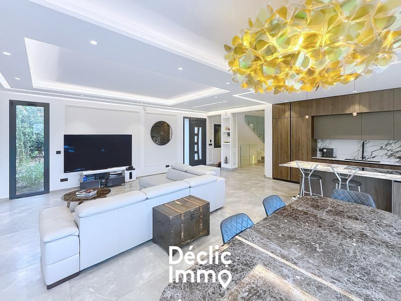 Maison - 210 m² - 5 pièces