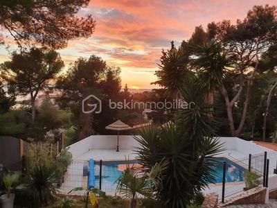 Propriété - 222 m² - 6 pièces