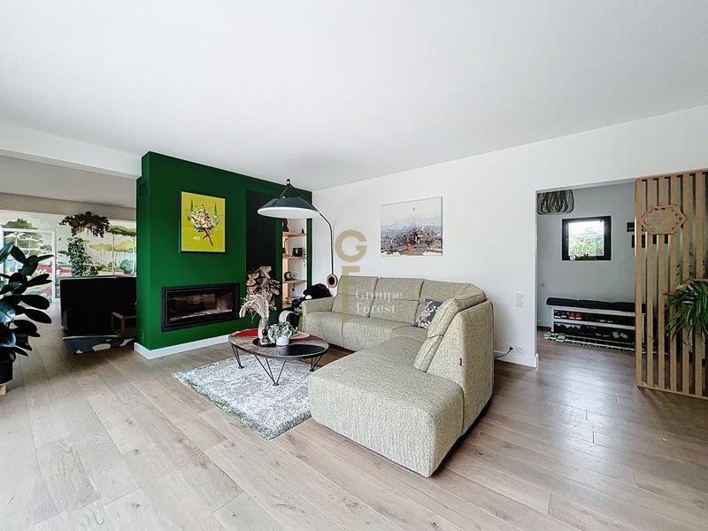 Maison - 245 m² - 9 pièces