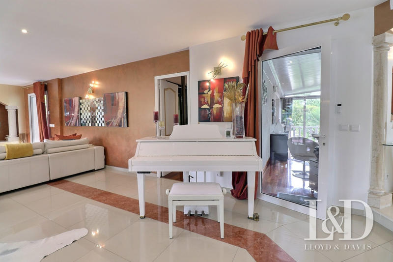 Maison contemporaine - 574 m² - 12 pièces