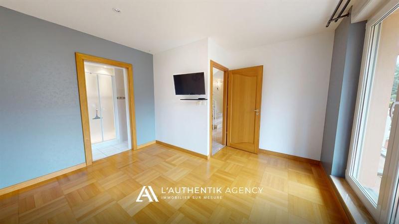 Maison - 223 m² - 9 pièces