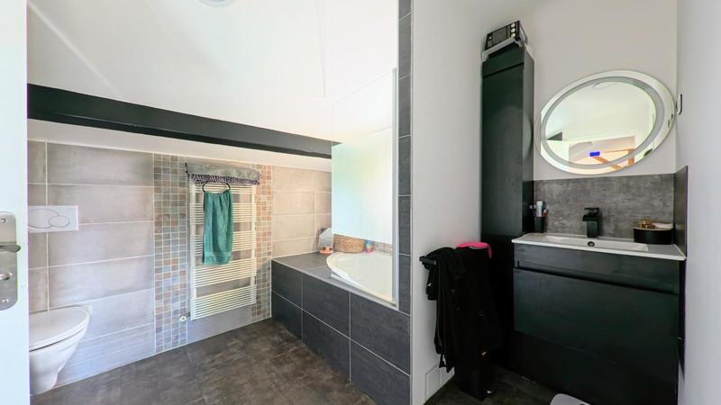 Maison - 215 m² - 9 pièces