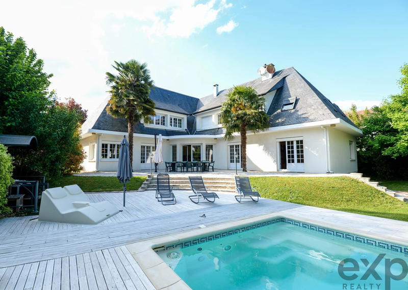 Maison - 318 m² - 10 pièces