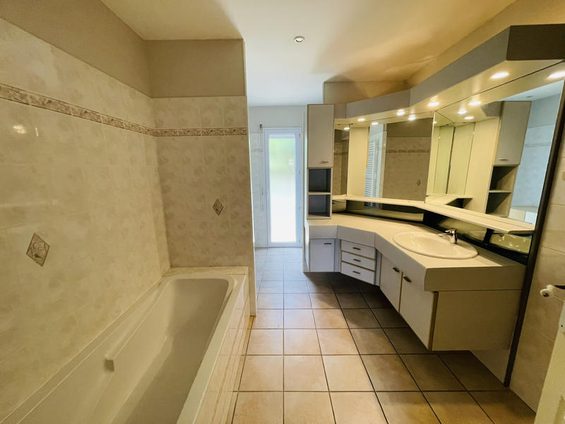 Maison - 207 m² - 8 pièces