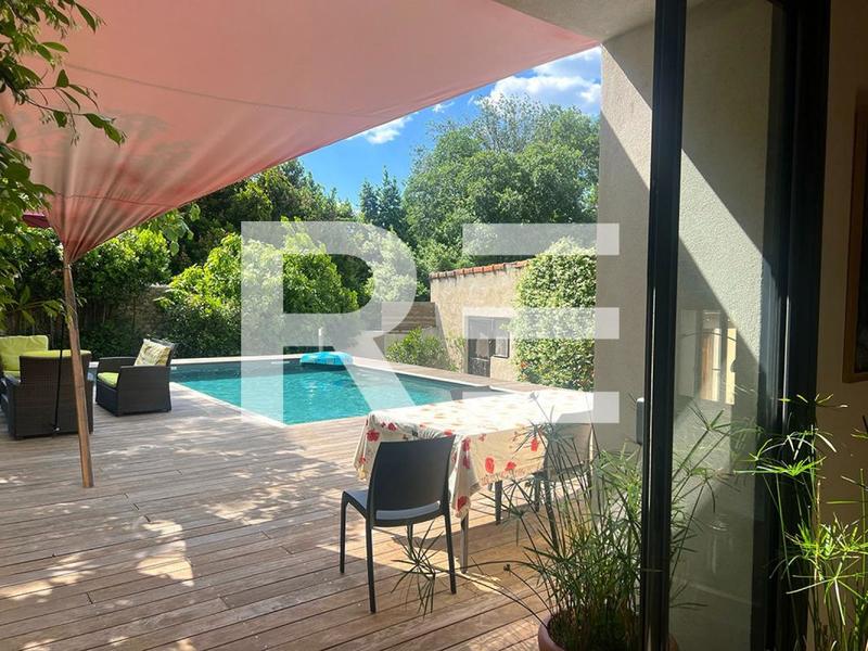 Maison - 310 m² - 11 pièces