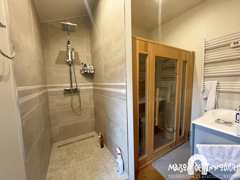 Maison - 233 m² - 9 pièces