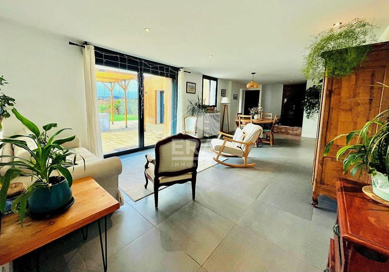 Maison - 236 m² - 8 pièces