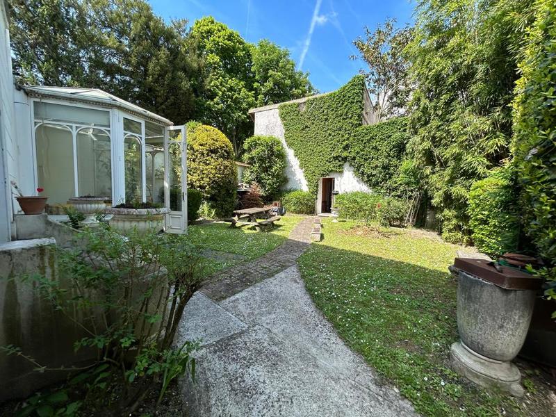 Maison - 285 m² - 9 pièces