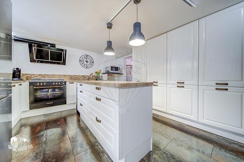 Maison - 243 m² - 7 pièces