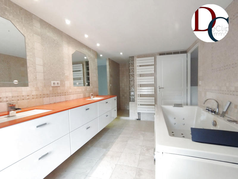 Maison - 465 m² - 13 pièces