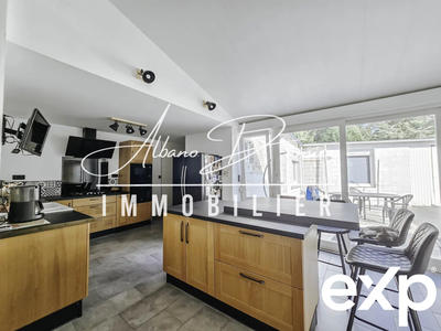 Maison - 208 m² - 9 pièces