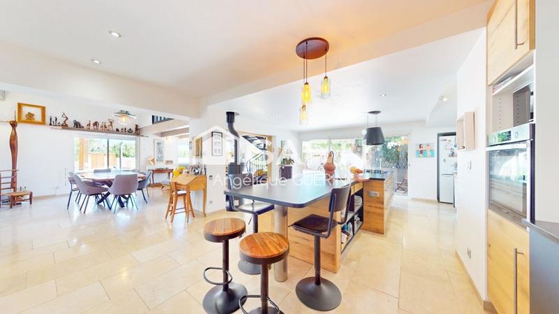 Maison - 318 m² - 9 pièces