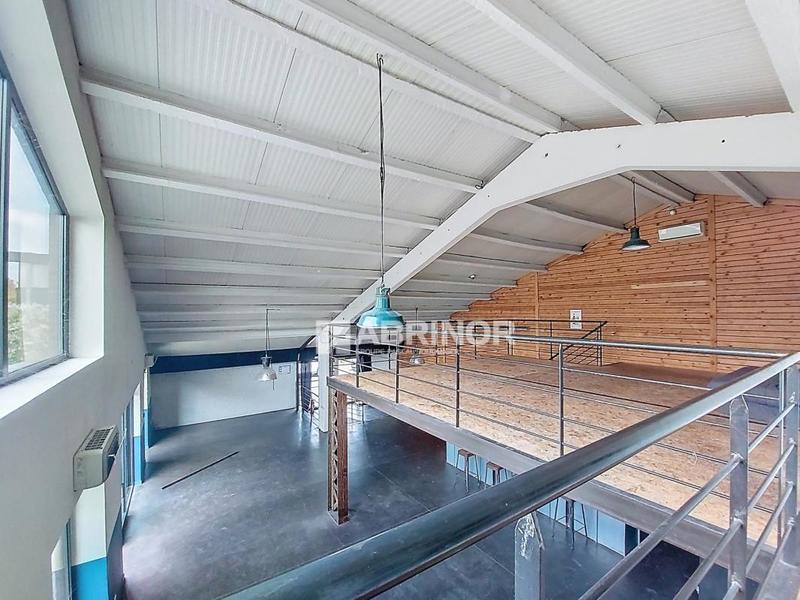 Services - 220 m² - 4 pièces