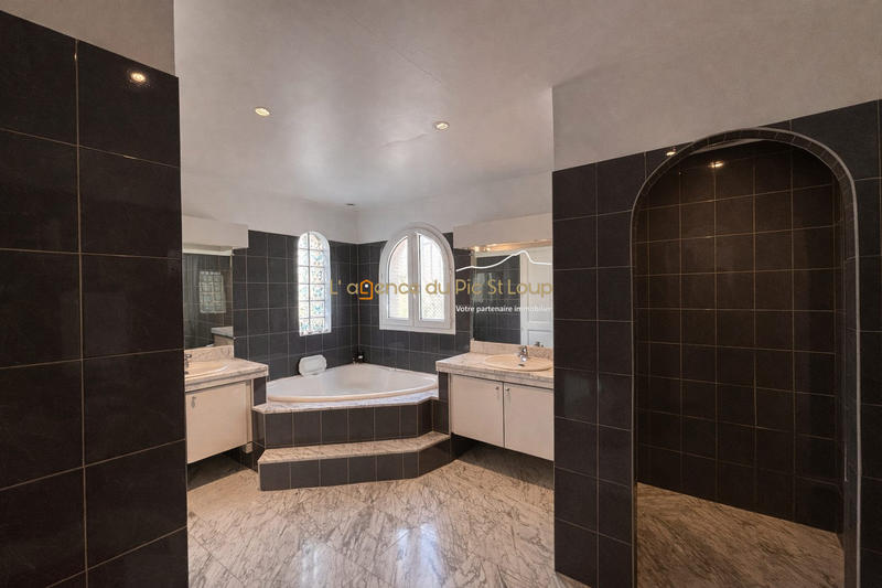 Maison traditionnelle - 217 m² - 5 pièces