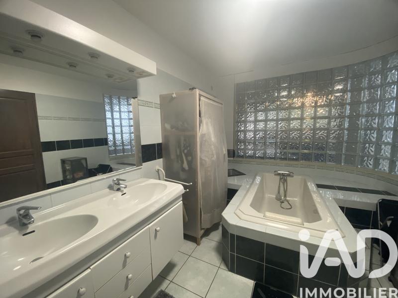 Maison - 238 m² - 5 pièces