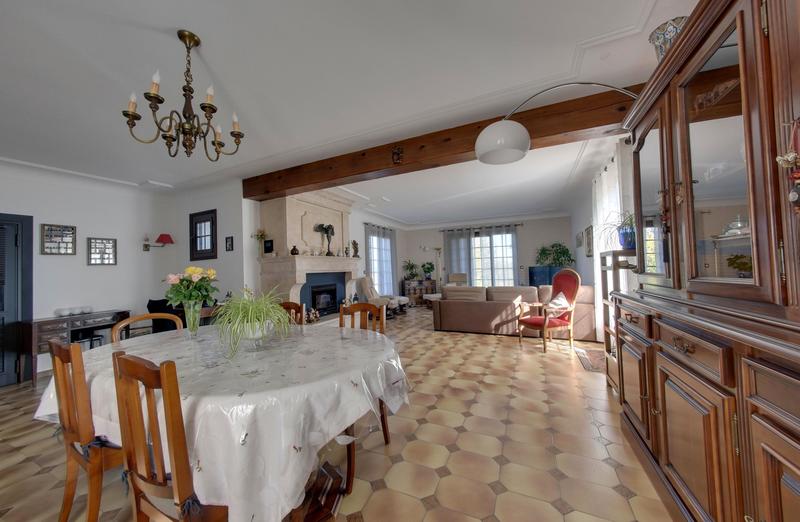 Propriété - 244 m² - 7 pièces