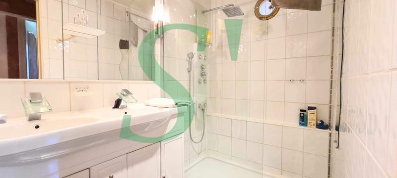 Maison - 233 m² - 7 pièces