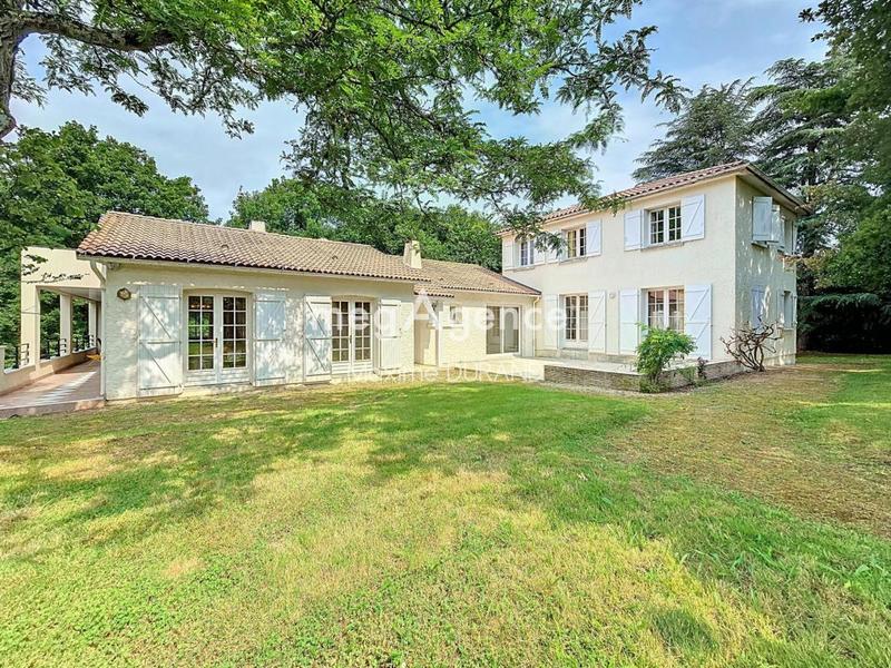 Maison - 275 m² - 11 pièces
