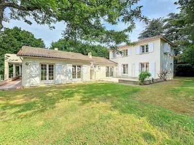Maison - 275 m² - 11 pièces