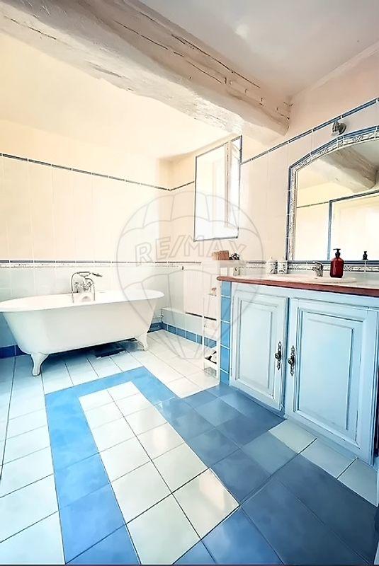 Maison - 242 m² - 6 pièces