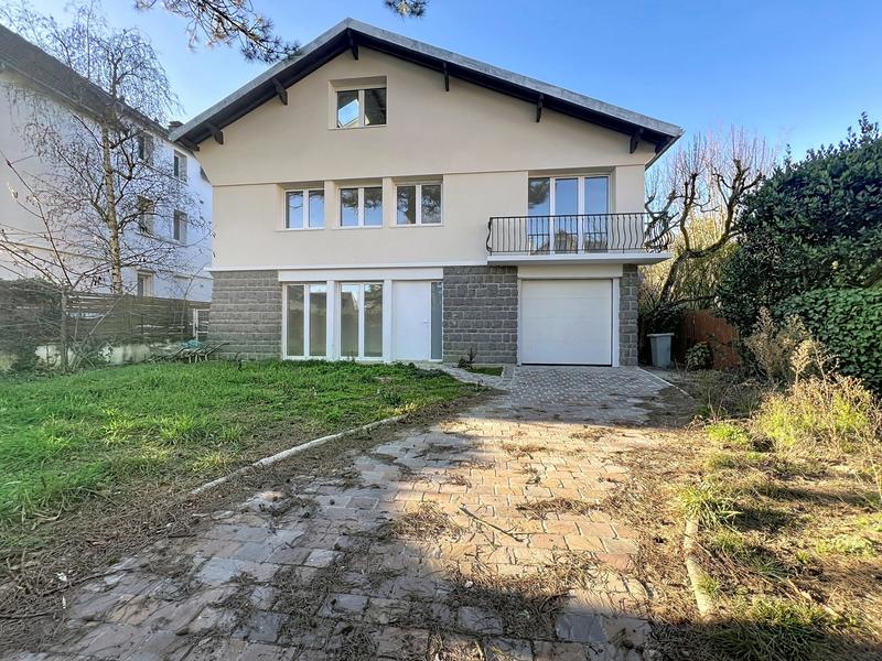 Maison - 260 m² - 10 pièces