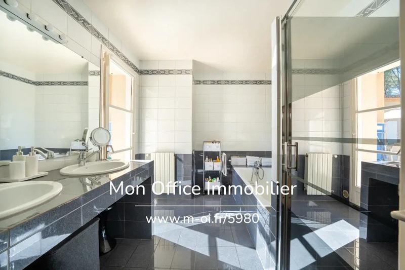 Propriété - 250 m² - 7 pièces